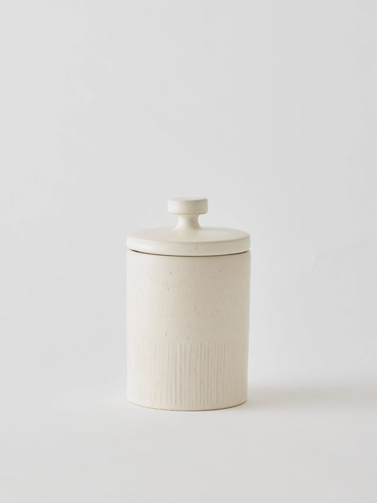 Storage jars in cream-coloured stoneware, perfect for storing dry goods in the kitchen. The lids have a silicone seal around the inner edge, providing an airtight closure. The jars come in two sizes: small and medium.
