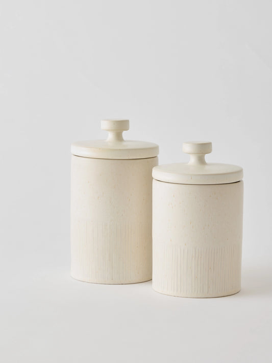 Storage jars in cream-coloured stoneware, perfect for storing dry goods in the kitchen. The lids have a silicone seal around the inner edge, providing an airtight closure. The jars come in two sizes: small and medium.