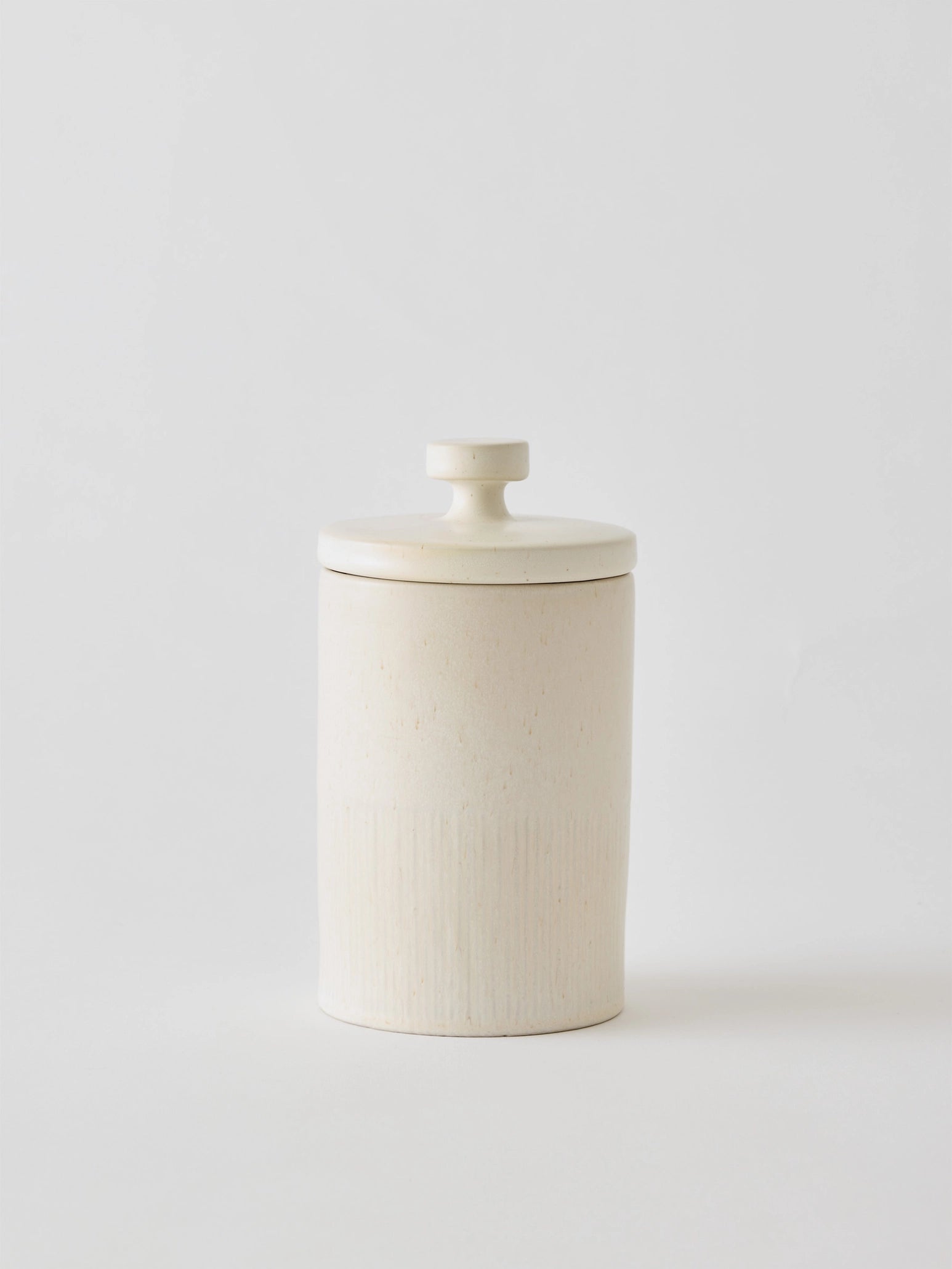 Storage jars in cream-coloured stoneware, perfect for storing dry goods in the kitchen. The lids have a silicone seal around the inner edge, providing an airtight closure. The jars come in two sizes: small and medium.
