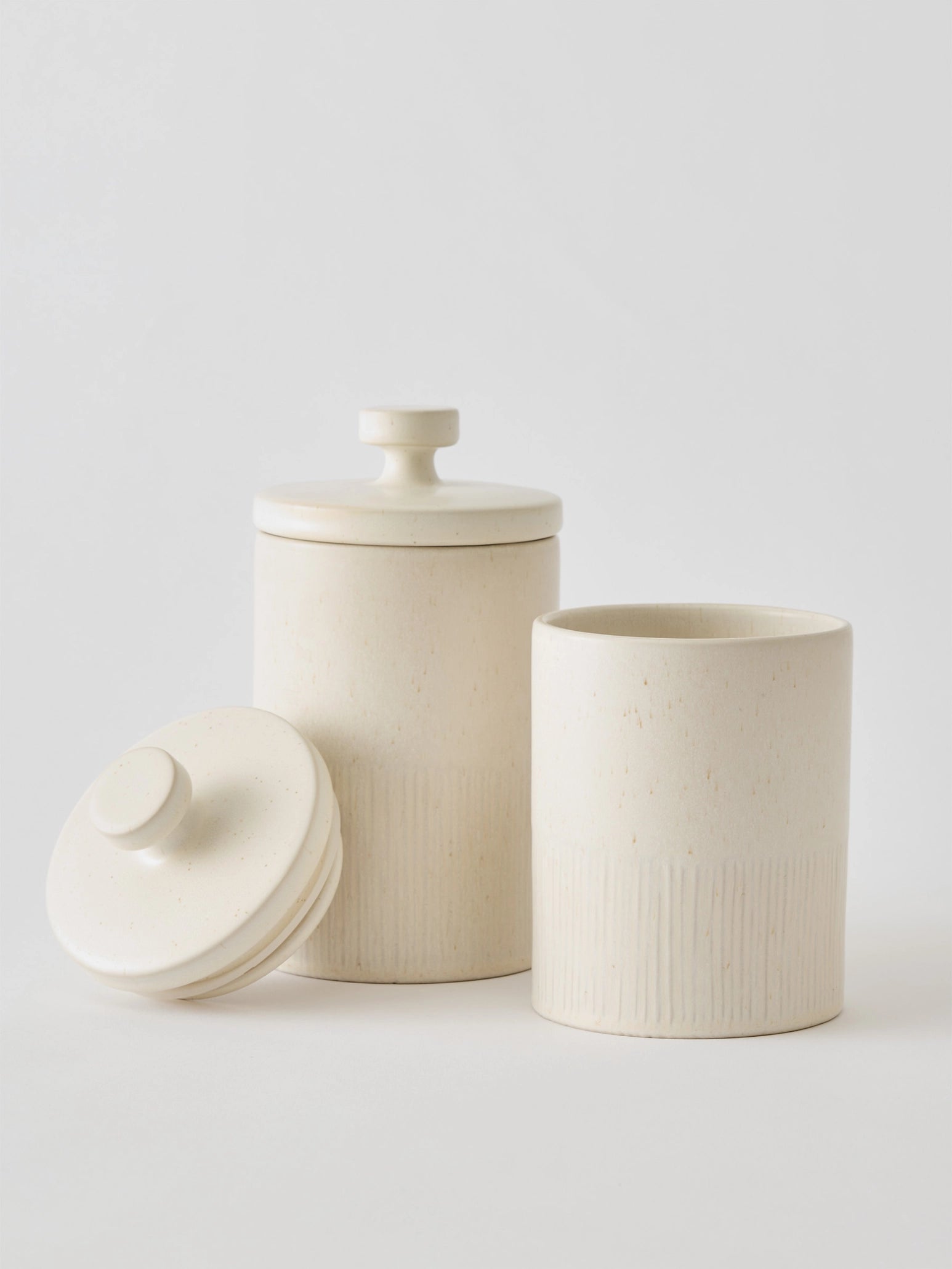 Storage jars in cream-coloured stoneware, perfect for storing dry goods in the kitchen. The lids have a silicone seal around the inner edge, providing an airtight closure. The jars come in two sizes: small and medium.