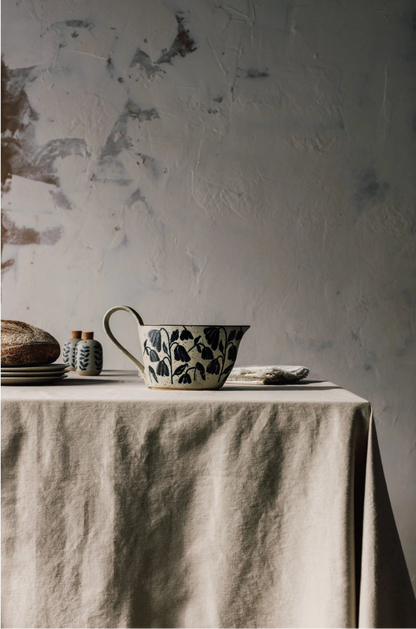This modern gravy boat is perfect for Thanksgiving dinner and other holiday feasts.&nbsp;