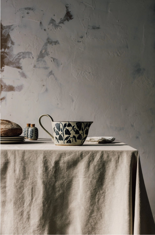 This modern gravy boat is perfect for Thanksgiving dinner and other holiday feasts.&nbsp;