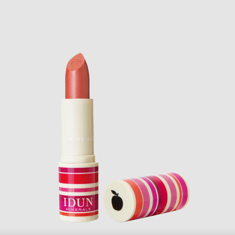 Ultra creamy texture, glides on smoothly leaving a semi-transparent shimmery finish. IDUN Minerals Creme Lipstick melts onto lips adding subtle luminosity and an elegant touch of colour in a vegan formula. Enriched with highly purified mineral pigments, moisturizing shea butter and Nordic cloudberry oil, Creme Lipstick is the perfect balanced blend of caring beauty.
