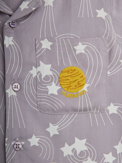 Woven short-sleeve shirt in 100% lyocell with the Starfall print. Features a camp collar, button front and a chest pocket with an embroidered planet patch. Soft, lightweight and breathable.