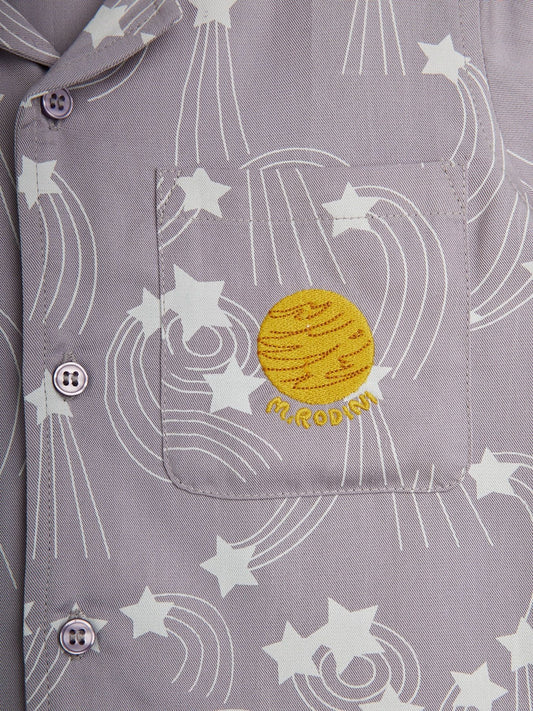Woven short-sleeve shirt in 100% lyocell with the Starfall print. Features a camp collar, button front and a chest pocket with an embroidered planet patch. Soft, lightweight and breathable.
