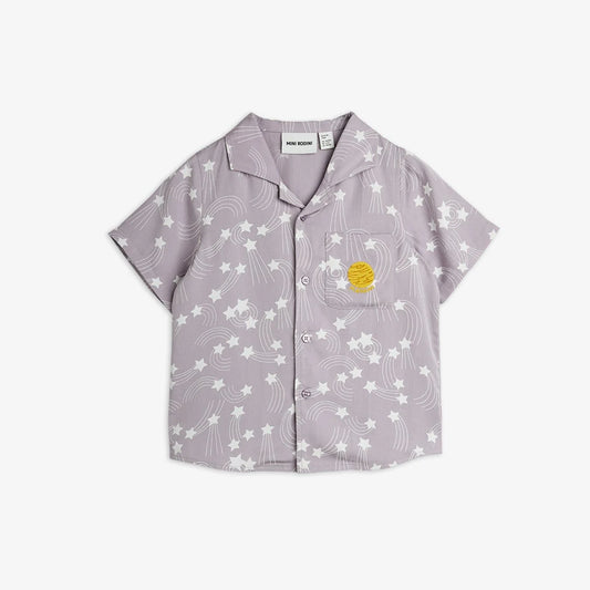 Woven short-sleeve shirt in 100% lyocell with the Starfall print. Features a camp collar, button front and a chest pocket with an embroidered planet patch. Soft, lightweight and breathable.