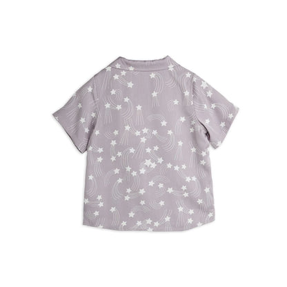 Woven short-sleeve shirt in 100% lyocell with the Starfall print. Features a camp collar, button front and a chest pocket with an embroidered planet patch. Soft, lightweight and breathable.