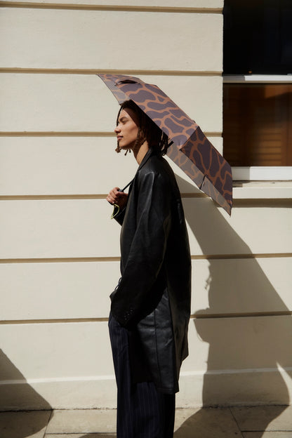 Perfect for: rainy commutes, fall and winter weather, beach trips, summer travel, and holiday shopping. A thoughtful, eco-friendly upgrade from standard umbrellas, The Daily is designed for daily use and built to last.