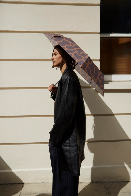 Perfect for: rainy commutes, fall and winter weather, beach trips, summer travel, and holiday shopping. A thoughtful, eco-friendly upgrade from standard umbrellas, The Daily is designed for daily use and built to last.