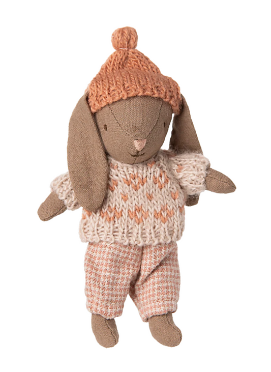 Let the storytelling and hours of play begin with this soft rabbit. It fits Maileg accessories in size micro perfectly and can live in the miniature dollhouse. This rabbit size is also perfect on the go so you can bring the magic;everywhere. The cozy clothing is perfect for bringing them outside because they are dressed for the harsh weather.