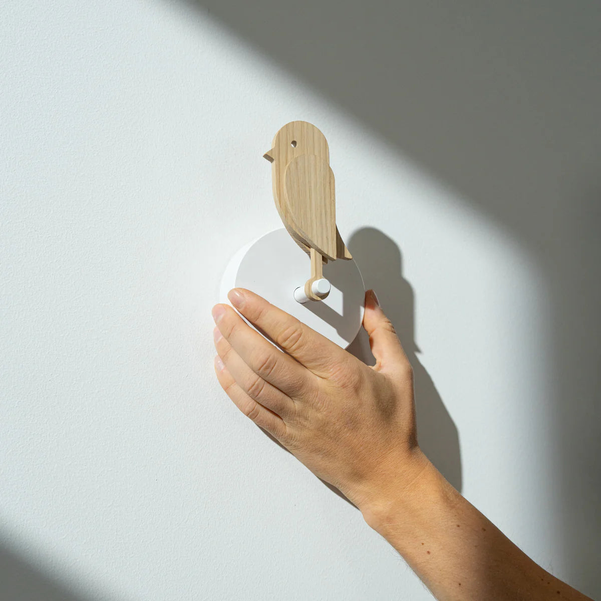 When air quality is poor, Birdie® will drop down when the level of CO2 is higher than 1.000 ppm for more than 10 minutes. When the level of CO2 drops below 800 ppm again the Birdie will return to standing position. It's very important to get airflow when you ventilate your home - you can get optimal airflow by opening multiple windows at once. Danish Health Authorities recommend ventilating for 5-10 minutes 2-3 times a day. Something that is very easy to forget to do. Unlike other air quality monitors, Bird