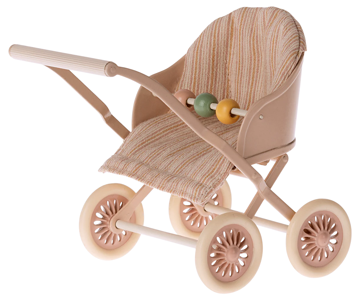 This stroller is perfect for mouse families with more than one baby. You can easily transport two or three babies. The seat can be positioned both ways depending on whether the babies like to look at mum and dad or are ready to discover the world.