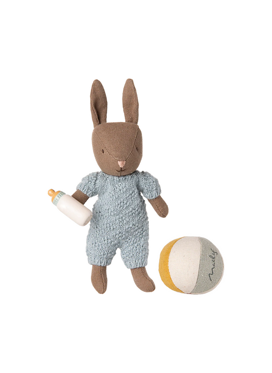 The perfect gift set to start hours of storytelling. It contains a small ball, a soft rabbit in size micro with magnets in hands to hold the baby bottle. All fitted nicely together and a great start of any rabbit collection.