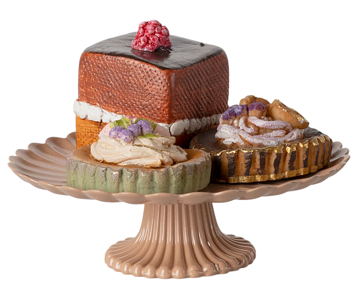 This little set of 3 delicious cakes on a beautiful decorated cakestand in rose color is a must have. 