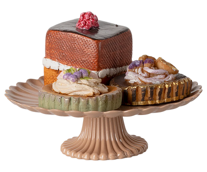 This little set of 3 delicious cakes on a beautiful decorated cakestand in rose color is a must have. 