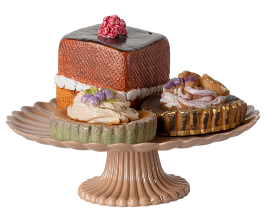 This little set of 3 delicious cakes on a beautiful decorated cakestand in rose color is a must have. 