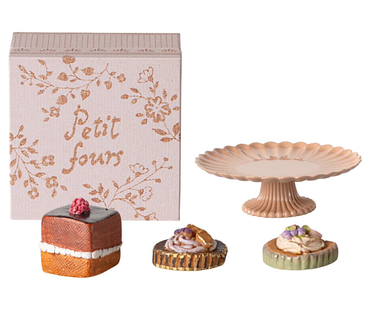This little set of 3 delicious cakes on a beautiful decorated cakestand in rose color is a must have. 