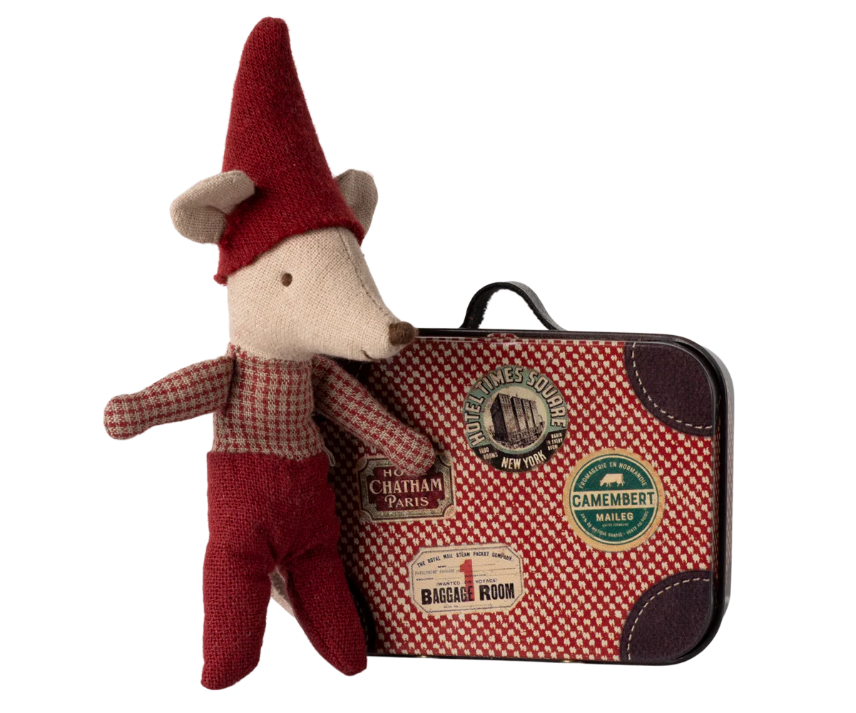 The small travel suitcase comes with a special content this season. Inside the suitcase a tiny Christmas mouse is sleeping with a warm blanket.