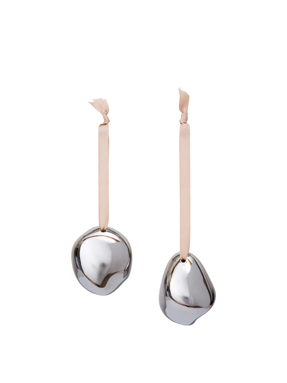 Inspired by the gentle forms of river stones and organic shapes, the Bellure Baubles offer a sculptural simplicity that feels both modern and timeless. Their smooth, abstract shapes add an artistic touch to your holiday décor, evoking a quiet sense of beauty. Each set includes a ribbon, making them ideal for decorating the Christmas tree, adorning a wreath, or enhancing a festive table setting.