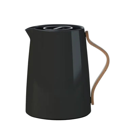 A black lacquered steel vacuum coffee jug with a Scandinavian beech wood handle and an easy-click lid.