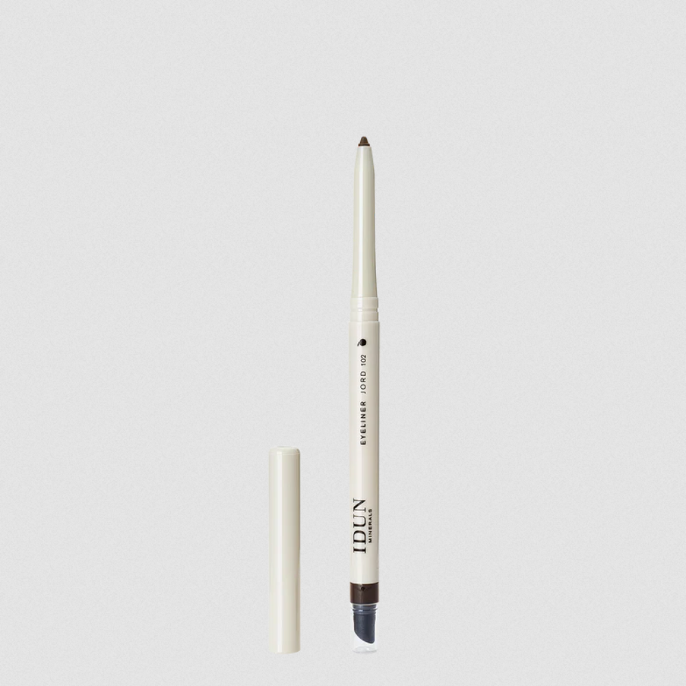 Creamy smooth texture for an effortless, glide-on experience. IDUN Minerals Creamy Eyeliner marries intensity and effortlessness in a silky-smooth vegan formula infused with highly purified mineral pigments for a rich color deposit with the control of a retractable pen format. The beautifully balanced wax to pigment ratio ensures a perfect bendable texture for a smoked-out look or the precision of clean, graphic lines. Featuring a built-in sharpener 