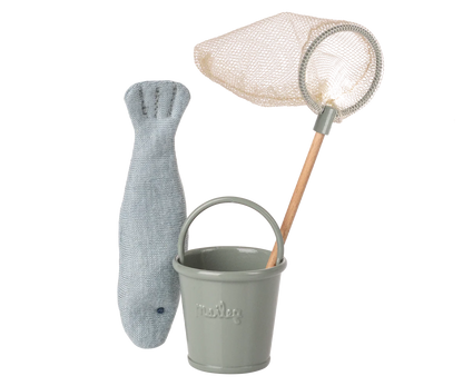The fishing set is a great accessory for the mouse family to start a new playscene. The set includes a fishing net, fish and a bucket to carry the catch home.