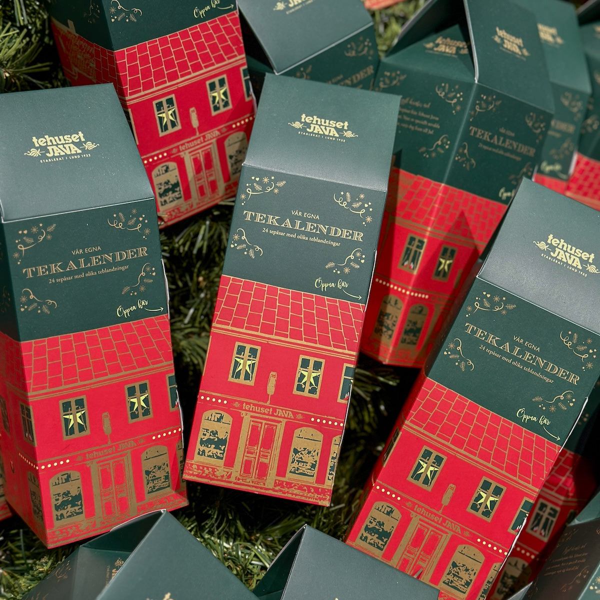Tea calendar 2025 decorated with a cozy Lundahus in a green and red color scheme. In the calendar you will find 24 different carefully selected teas in compostable tea bags. Enjoy a new cup of tea every day until Christmas Eve!

The tea calendar is opened via the tab on the long side where the door for the teas is hidden.&nbsp;

Contains: 24x3g compostable pyramid tea bags