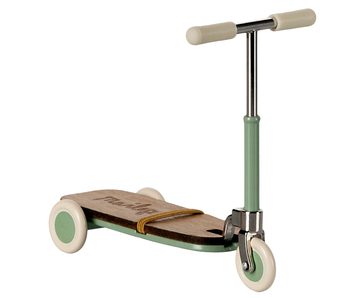 A kickboard with wooden details. The kickboard has a metal stick in the handlebars that makes sure mice with magnets in hands can stay on the board. A small elastic is added on the board and will secure the feet on the board during the ride.