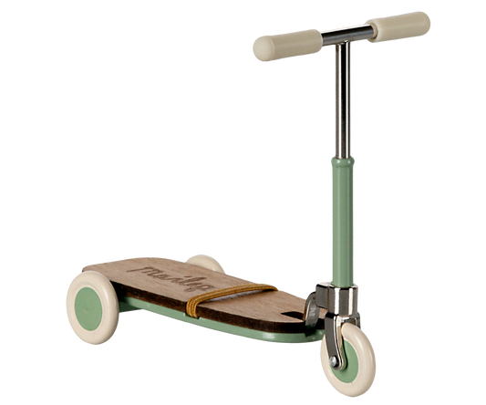 A kickboard with wooden details. The kickboard has a metal stick in the handlebars that makes sure mice with magnets in hands can stay on the board. A small elastic is added on the board and will secure the feet on the board during the ride.
