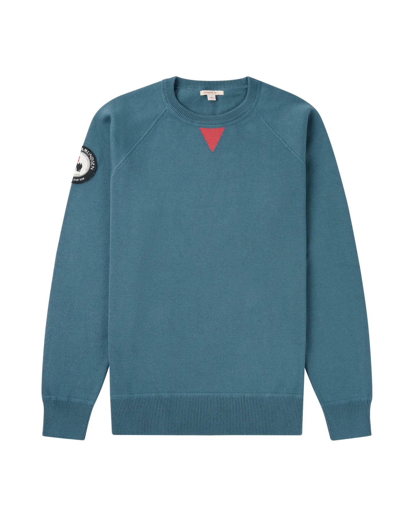 Knitted in Italy from long‑staple Egyptian cotton, the Lascar Crew Neck captures the spirit of a classic college jumper. Ribbed cuffs and hem keep the silhouette tidy, while the soft knit make it an easy layer for everyday sport, coastal living or city routines. Finished with the weathered red triangle at the collarbone and the Spirit of Amundsen patch on the sleeve.