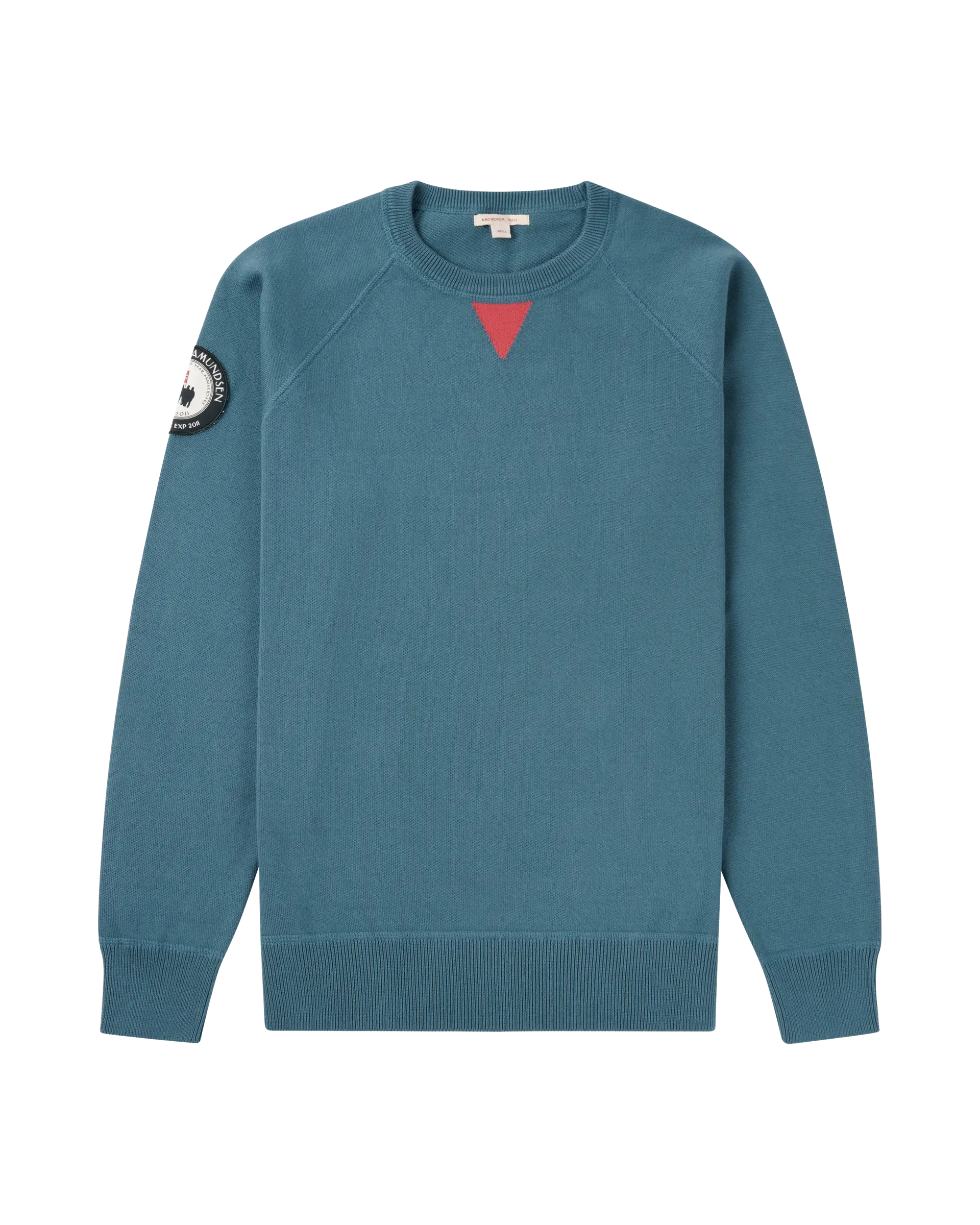 Knitted in Italy from long‑staple Egyptian cotton, the Lascar Crew Neck captures the spirit of a classic college jumper. Ribbed cuffs and hem keep the silhouette tidy, while the soft knit make it an easy layer for everyday sport, coastal living or city routines. Finished with the weathered red triangle at the collarbone and the Spirit of Amundsen patch on the sleeve.