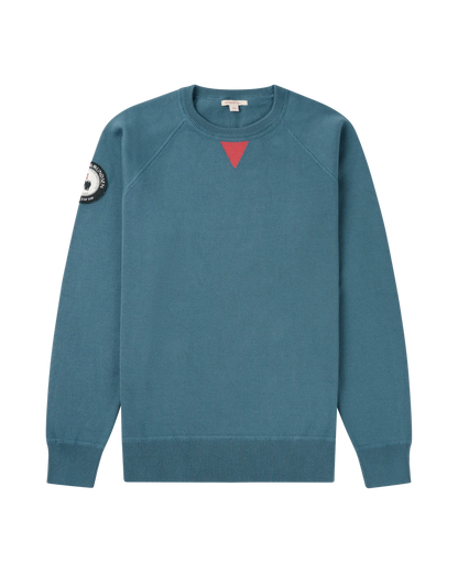 Knitted in Italy from long‑staple Egyptian cotton, the Lascar Crew Neck captures the spirit of a classic college jumper. Ribbed cuffs and hem keep the silhouette tidy, while the soft knit make it an easy layer for everyday sport, coastal living or city routines. Finished with the weathered red triangle at the collarbone and the Spirit of Amundsen patch on the sleeve.