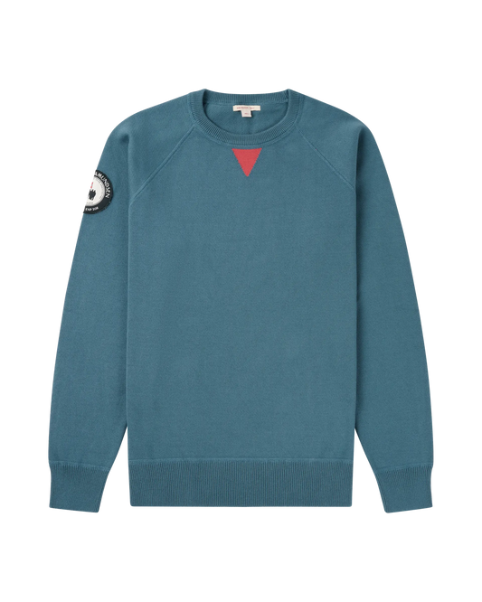 Knitted in Italy from long‑staple Egyptian cotton, the Lascar Crew Neck captures the spirit of a classic college jumper. Ribbed cuffs and hem keep the silhouette tidy, while the soft knit make it an easy layer for everyday sport, coastal living or city routines. Finished with the weathered red triangle at the collarbone and the Spirit of Amundsen patch on the sleeve.