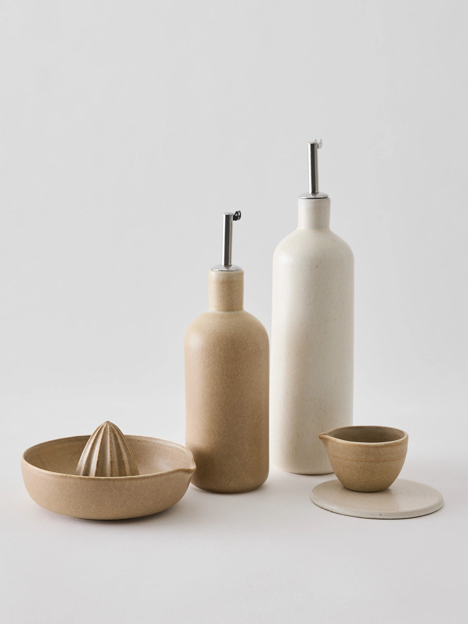 Lemon squeezer in stoneware made with a organic natural rounded shape that facilitates efficient juicing. It is part of the Palermo stoneware series and will make a stylish and functional addition to your kitchen.