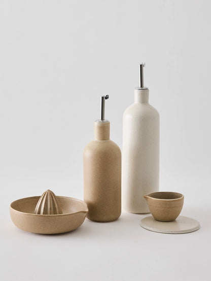 Lemon squeezer in stoneware made with a organic natural rounded shape that facilitates efficient juicing. It is part of the Palermo stoneware series and will make a stylish and functional addition to your kitchen.