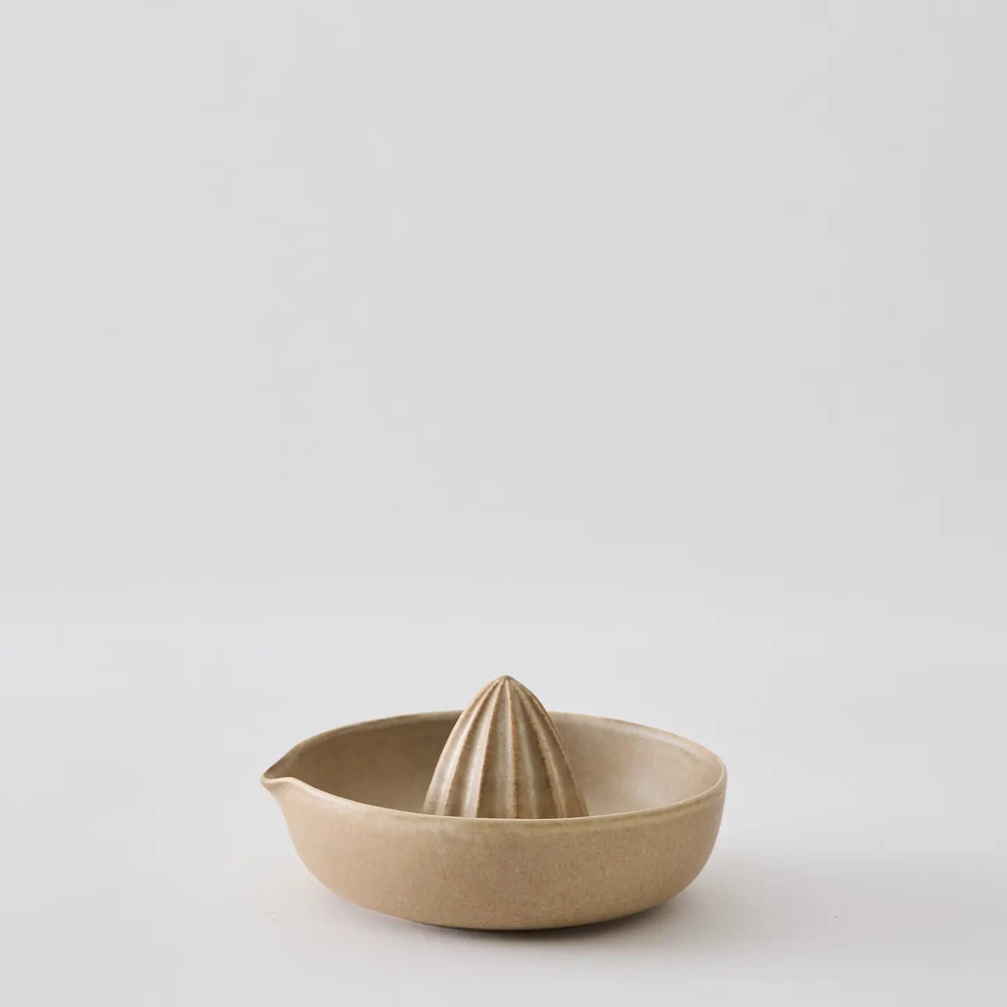 Lemon squeezer in stoneware made with a organic natural rounded shape that facilitates efficient juicing. It is part of the Palermo stoneware series and will make a stylish and functional addition to your kitchen.