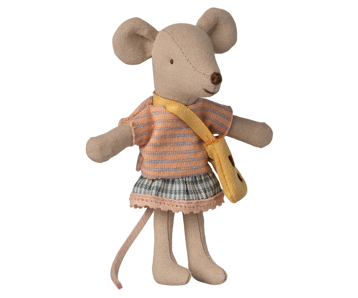 A little sister mouse beautiful dressed up for a playful day. She wears a small cheese bag for all her personal belongings and has magnets in hands. Add extra accessories and furniture to extend the play and storytelling about this new friend.