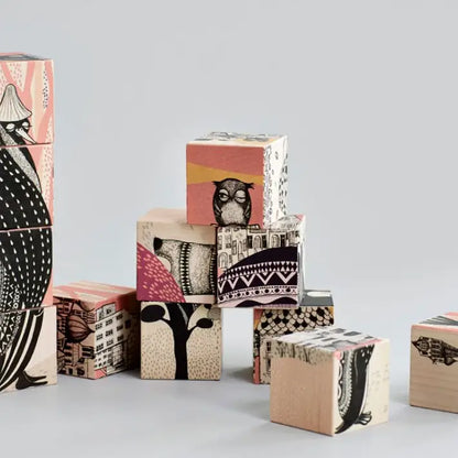 These wooden blocks are made of fine Sycamore maple. 12 pieces of fun with 6 characteristic Mini Empire illustrations. Each block measures 4x4x4 cm. Packed in a beautiful wooden box .&nbsp;