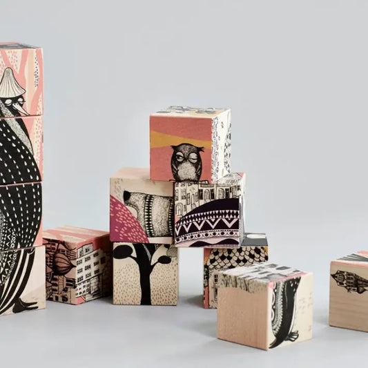 These wooden blocks are made of fine Sycamore maple. 12 pieces of fun with 6 characteristic Mini Empire illustrations. Each block measures 4x4x4 cm. Packed in a beautiful wooden box .&nbsp;