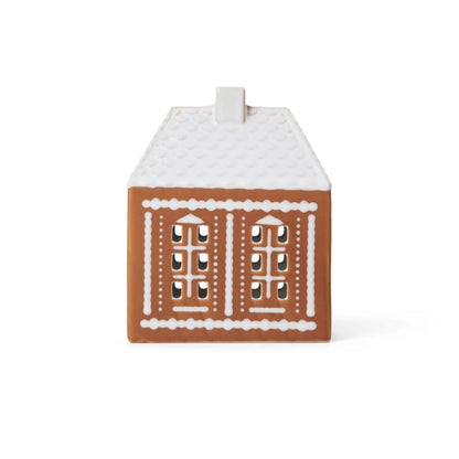 Kähler Gingerbread is a modern gingerbread house from Kähler, where the combination of a charming expression and handmade design traditions meets the warmth of the tealights creating both style and coziness on dark December evenings. The lighthouses have a brown, matte exterior similar to gingerbread dough. They are decorated with white, shiny decorations and have white roofs like frosting. As an important detail, the gingerbread houses are white glazed inside reflecting the warm light from the tealight 
