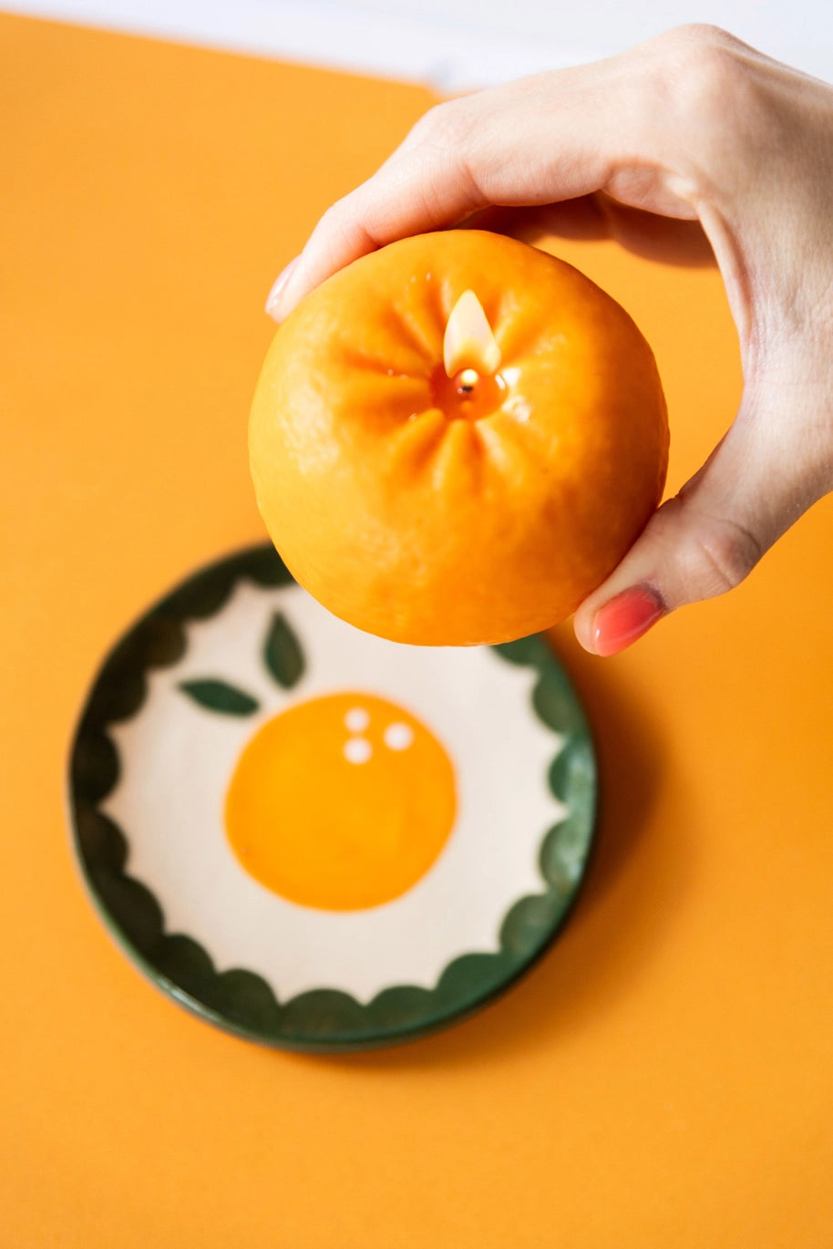 Get ready to fill your space with the vibrant scent of orange blossoms. Perfectly crafted for a refreshing ambiance, this candle brings a touch of citrus delight to any room. Light up and enjoy the essence of blooming tangerine groves.