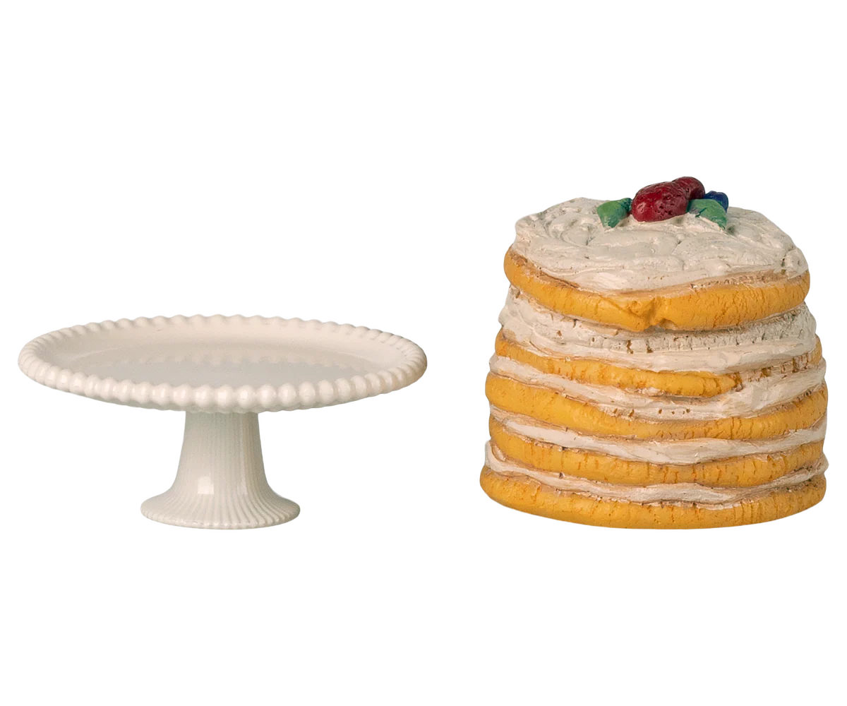 Cake is a must-have for any celebration! This beautiful set contains a cake and a cakestand which is made for the mice family. Complete the party decoration with a garland, table and chairs for all guests.