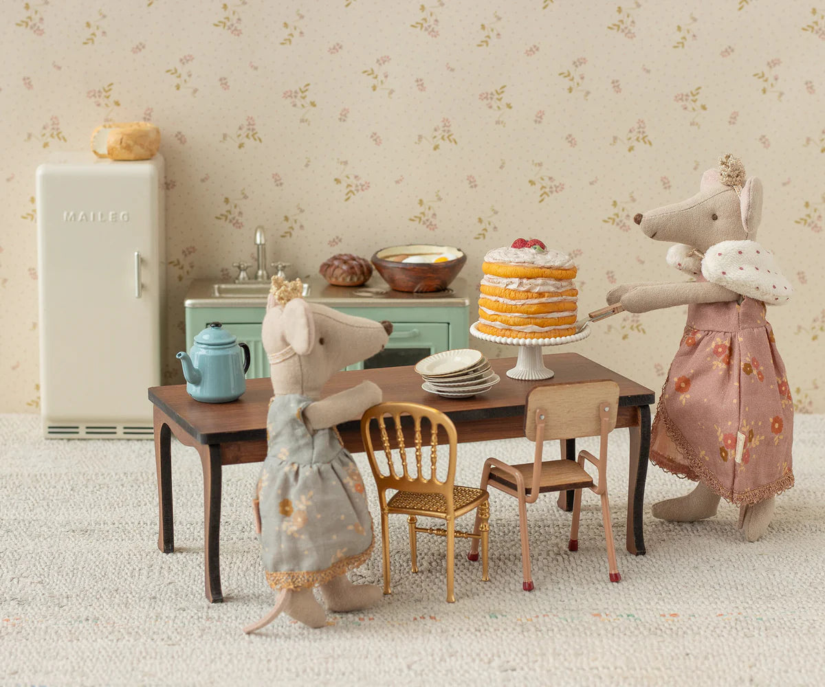 Cake is a must-have for any celebration! This beautiful set contains a cake and a cakestand which is made for the mice family. Complete the party decoration with a garland, table and chairs for all guests.