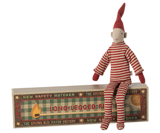 A new pixy style has been added to the classic pixy collection. This pixy wears a knitted suit and has magnets in hands so it can hang or sit everywhere. It comes in a decorative matchbox with soft bedlinen inside.