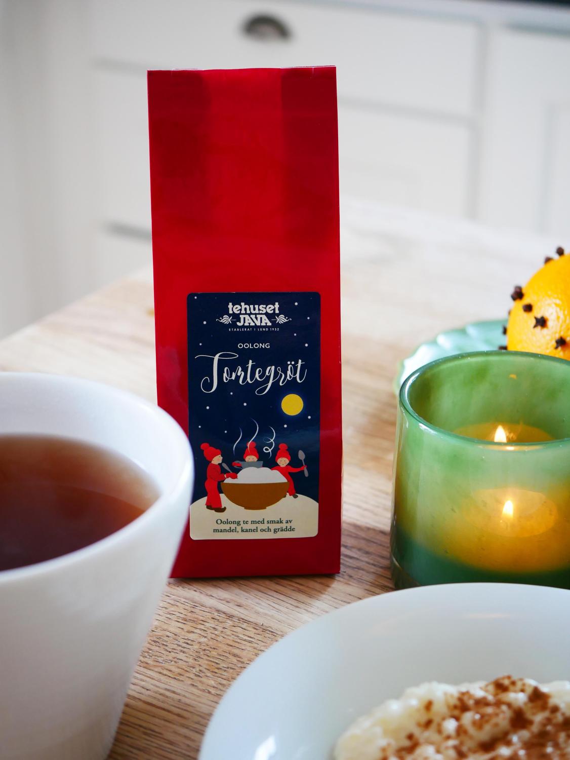 Santa's tea porridge is a blend of oolong tea and green tea flavored with cinnamon, almonds and cream. Creamy and spicy at the same time.