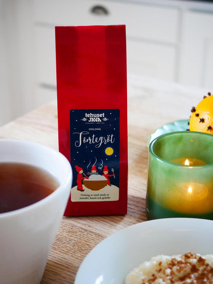 Santa's tea porridge is a blend of oolong tea and green tea flavored with cinnamon, almonds and cream. Creamy and spicy at the same time.