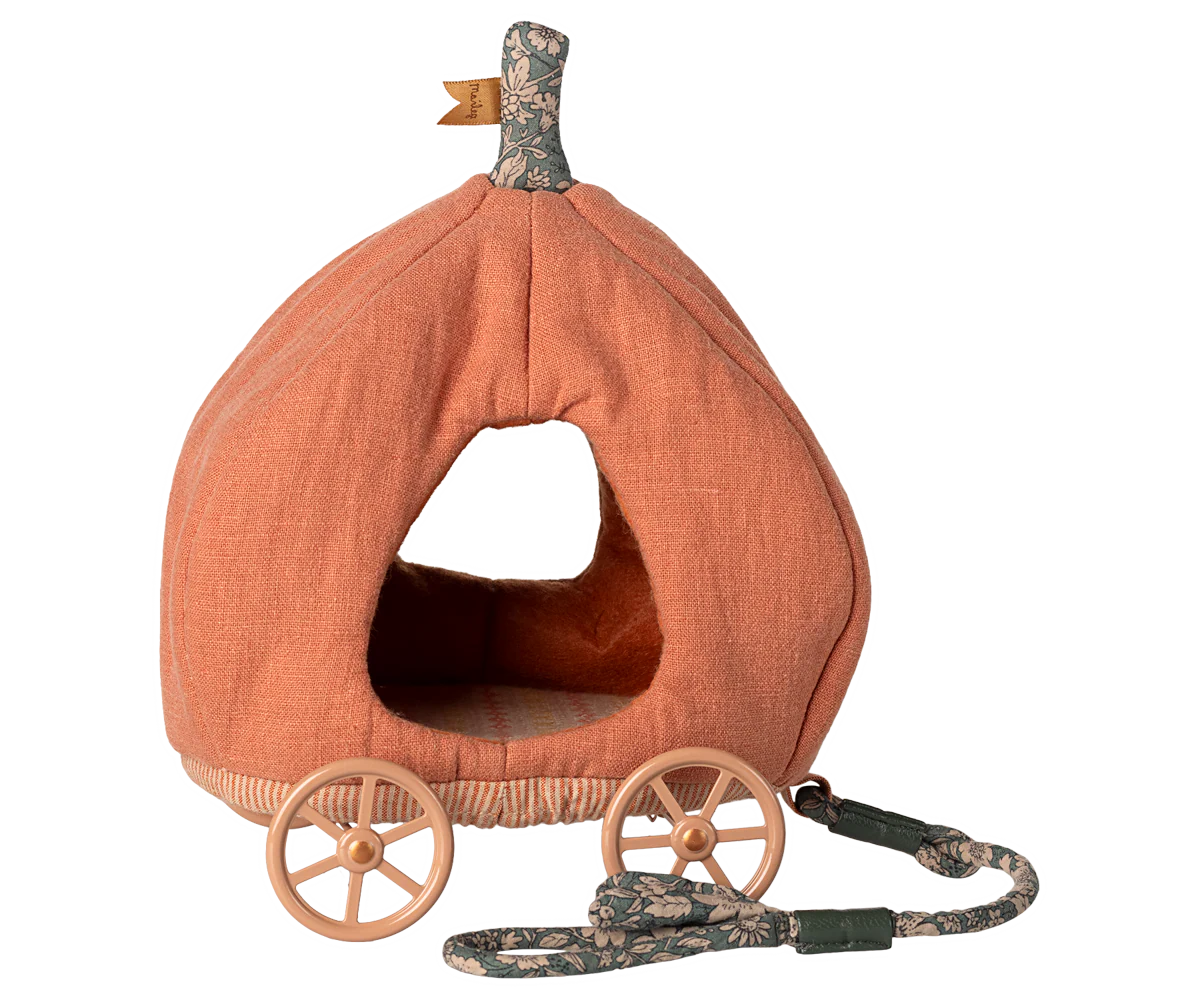 Let the fairytale begin… The perfect carriage for the royal mice family when they have to go outside the castle. Fabric may vary.
