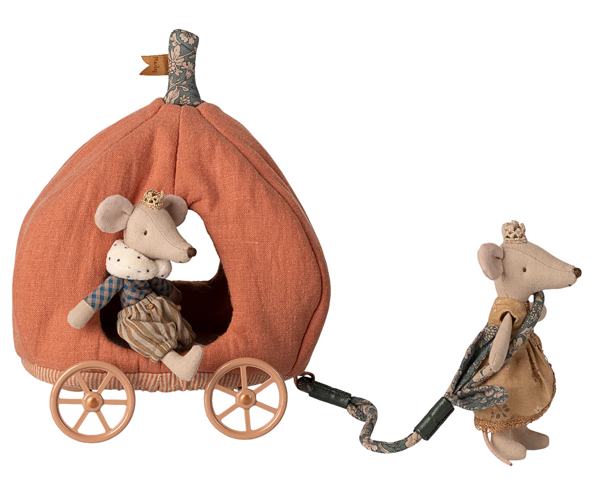 Let the fairytale begin… The perfect carriage for the royal mice family when they have to go outside the castle. Fabric may vary.

