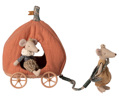 Let the fairytale begin… The perfect carriage for the royal mice family when they have to go outside the castle. Fabric may vary.

