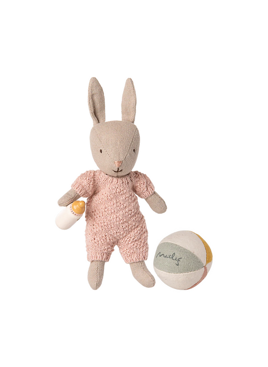 The perfect gift set to start hours of storytelling. It contains a small ball, a soft rabbit in size micro with magnets in hands to hold the baby bottle. All fitted nicely together and a great start of any rabbit collection.